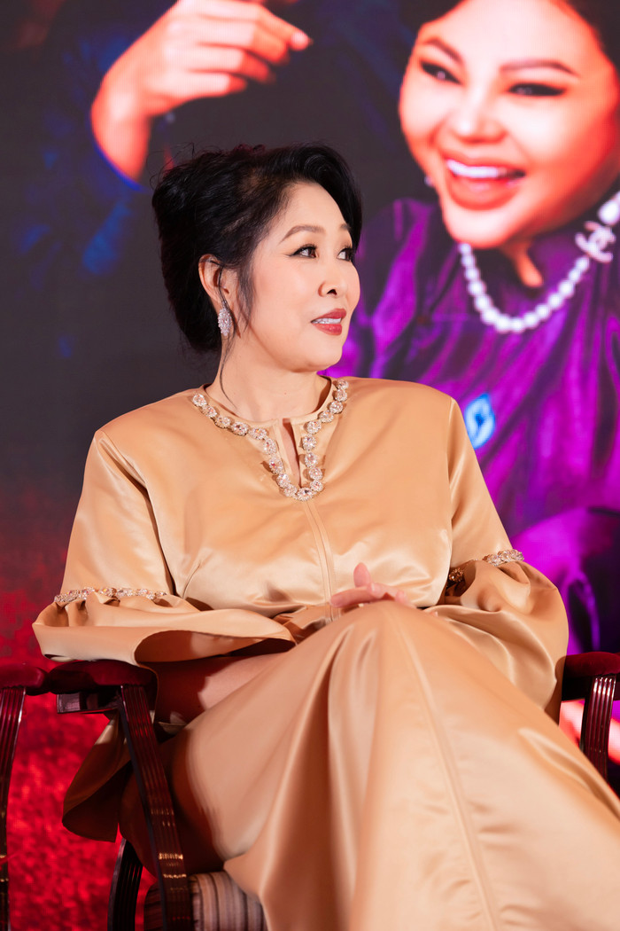 NSND Hồng Vân đẹp quý phái tại sự kiện ra mắt phim cùng Lê Giang.