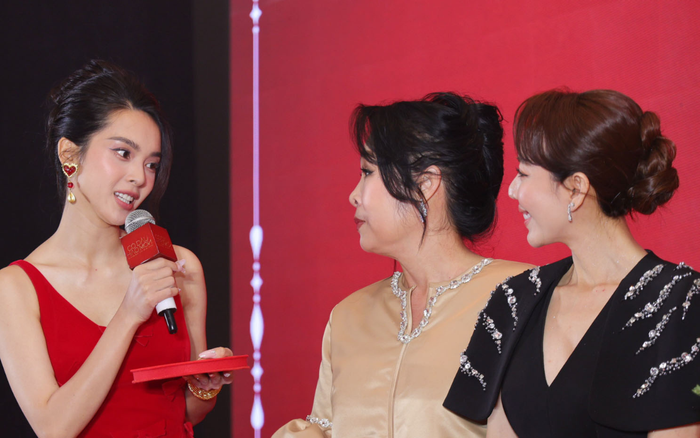 NSND Hồng Vân tương tác vui vẻ với Thu Trang (áo đen) và Quỳnh Lương tại sự kiện.