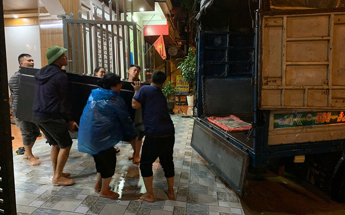 Người dân chủ động thu dọn tài sản trước khi nước dâng cao. (Ảnh Báo Yên Bái)