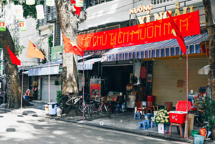 Không chỉ những tuyến phố lớn được trang trí rực rỡ mà không khí của ngày giải phóng Thủ đô cũng len lỏi vào từng ngõ nhỏ. Ảnh: Vương Lộc