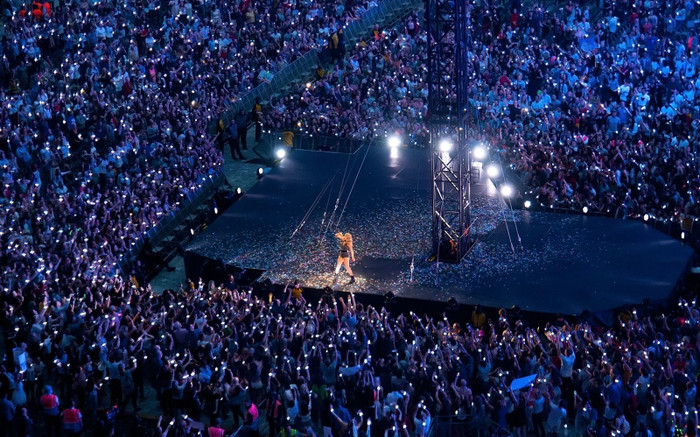 Nữ ca sĩ quyên góp 124 tỷ đồng cứu trợ người dân vùng bão Ảnh 2