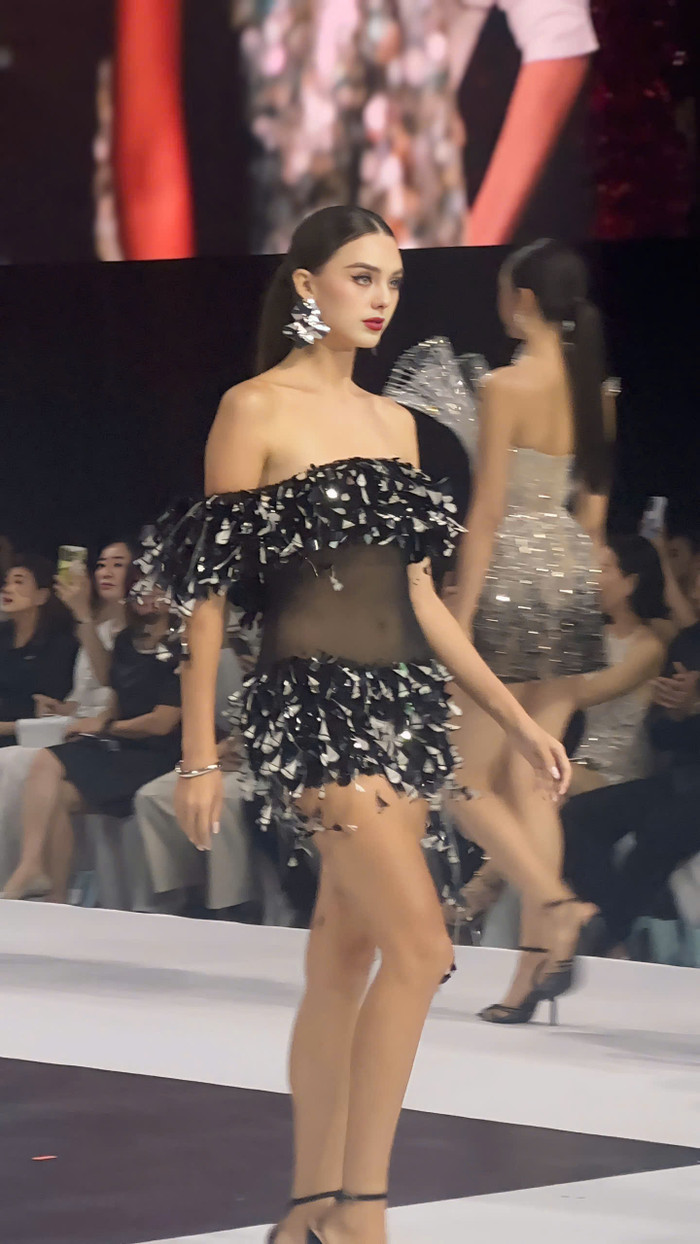 Vợ thủ môn Bùi Tiến Dũng khoe nhan sắc xinh đẹp trong thiết kế xuyên thấu của Lê Thanh Hòa. 