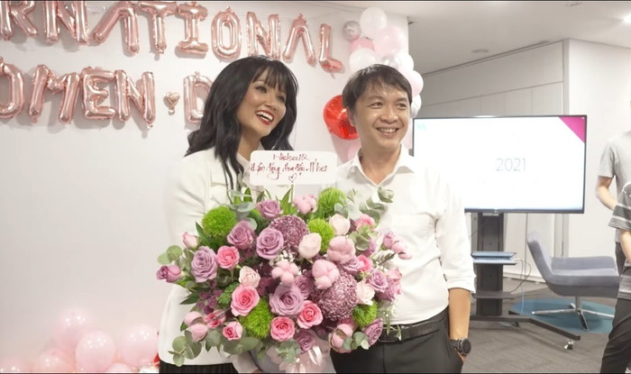 H'Hen Niê gặp lại anh Đông - chủ cũ từng thuê cô làm giúp việc.