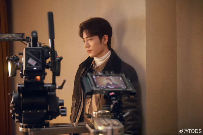 Tiêu Chiến đẹp không góc chết trong hậu trường hoạt động thương mại mới.