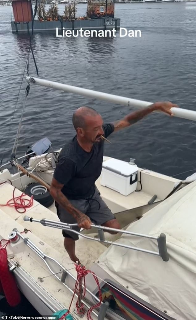 Người đàn ông cụt chân ở lại đón bão Milton.