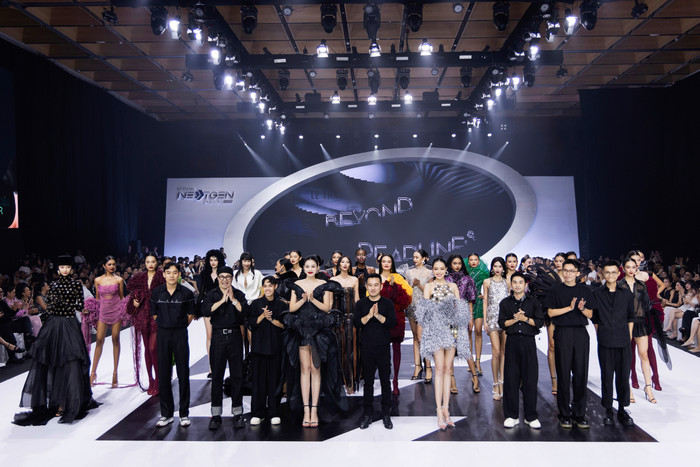 Tối ngày 9/10 vừa qua, BST “Beyond Deadlines” của NTK Lê Thanh Hòa được ra mắt tại TP. Hồ Chí Minh, trong khuôn khổ của fashion show Vietnam Next-Gen Fashion. 