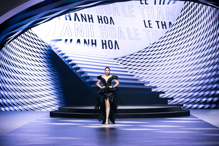 Phần phom dáng mullet của đầm giúp cựu Hoa hậu Việt Nam khoe trọn đôi chân dài trứ danh 1,11 m trên đường băng. 