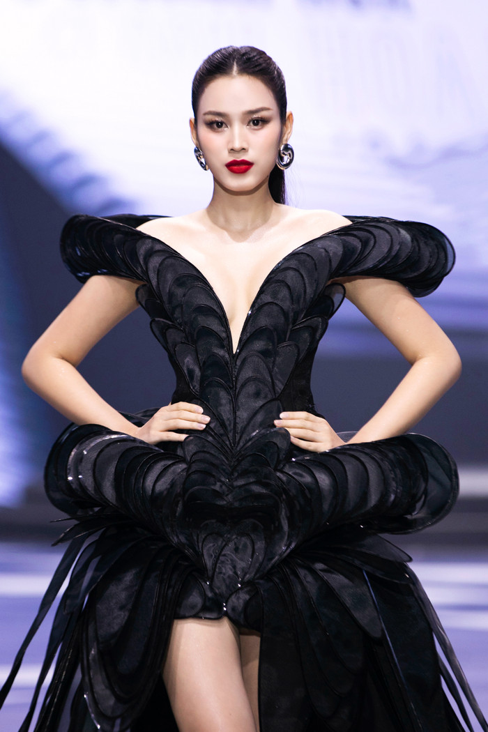 Hoa hậu Đỗ Thị Hà đảm nhận vị trí vedette trong thiết kế ấn tượng được xử lý bằng từng mảnh vải may gọng xếp chồng lên nhau, tạo hiệu ứng 3D thú vị. 