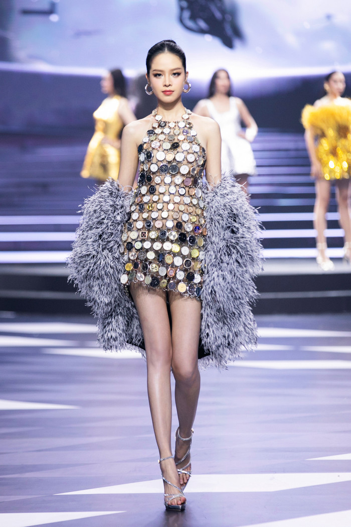 Những thiết kế trong bộ sưu tập lần này toát lên tinh thần mạnh mẽ. Các kiểu dáng quen thuộc như đầm mini, midi, và váy dài được biến tấu đầy sáng tạo thông qua kỹ thuật dựng phom 3D và xử lý chi tiết một cách tỉ mỉ.