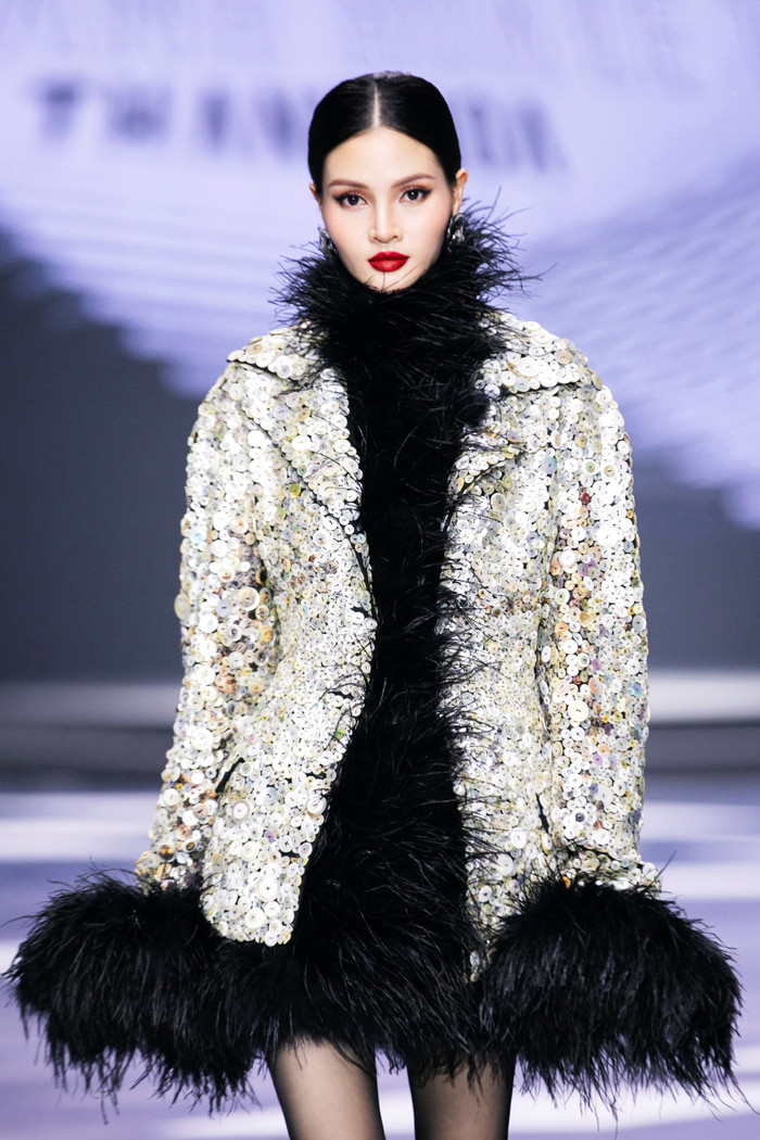 Các chất liệu quen thuộc như velvet, tulle, len,… được làm mới với những kỹ thuật xử lý công phu như đính kết sequin lấp lánh, pha lê lộng lẫy và lông vũ mềm mại, tạo nên hiệu ứng thị giác cuốn hút.