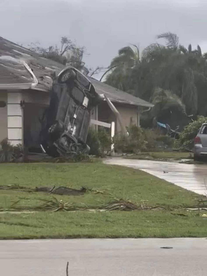Gió mạnh thổi bay cả phương tiện giao thông