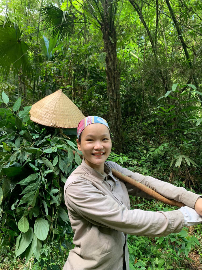 Công việc làm nông vất vả nhưng Hoài Thương luôn vui vẻ.