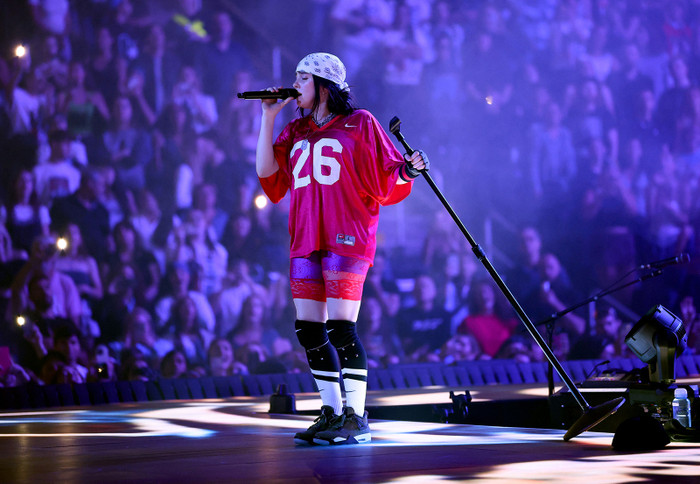 Là fanboy của Billie Eilish, JungKook nay đã được 'xuất hiện' trong concert của thần tượng? Ảnh 1
