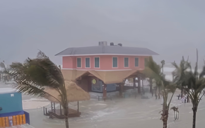 Video ghi lại khung cảnh kinh hoàng do siêu bão Milton gây ra Ảnh 2