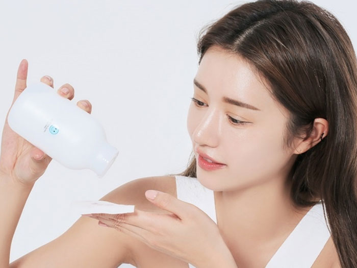 Hãy luôn tẩy trang đúng cách sau khi về nhà, việc đi ngủ với lớp trang điểm sẽ khiến da mặt của bạn trở nên tồi tệ theo thời gian.
