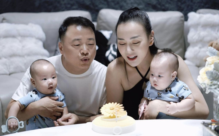 Thời trang đôi đáng yêu nhưng đắt tiền của cặp song sinh nhà Phương Oanh Ảnh 2