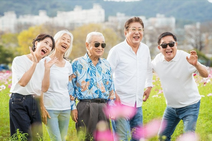 Sở hữu dàn diễn viên lớn tuổi nhưng toàn là những cây đa, cây đề trong showbiz khiến bộ phim được đánh giá là chất lượng.