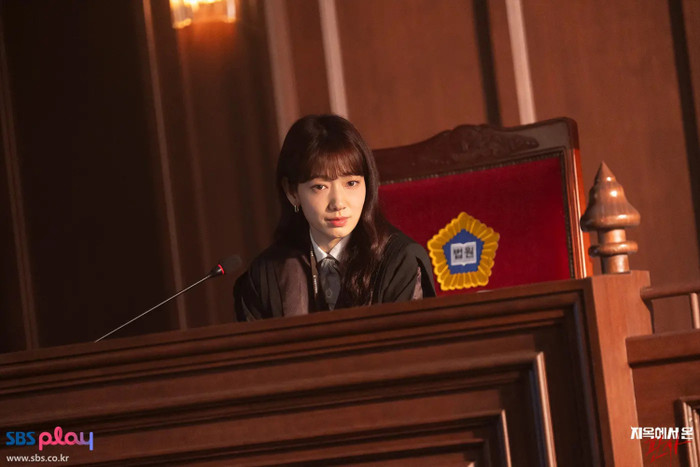 Park Shin Hye, nữ diễn viên nổi tiếng với biệt danh 'tình đầu Lee Min Ho' trở lại với vai trò diễn viên chính trong phim The Judge from Hell (Thẩm Phán Đến Từ Địa Ngục). 