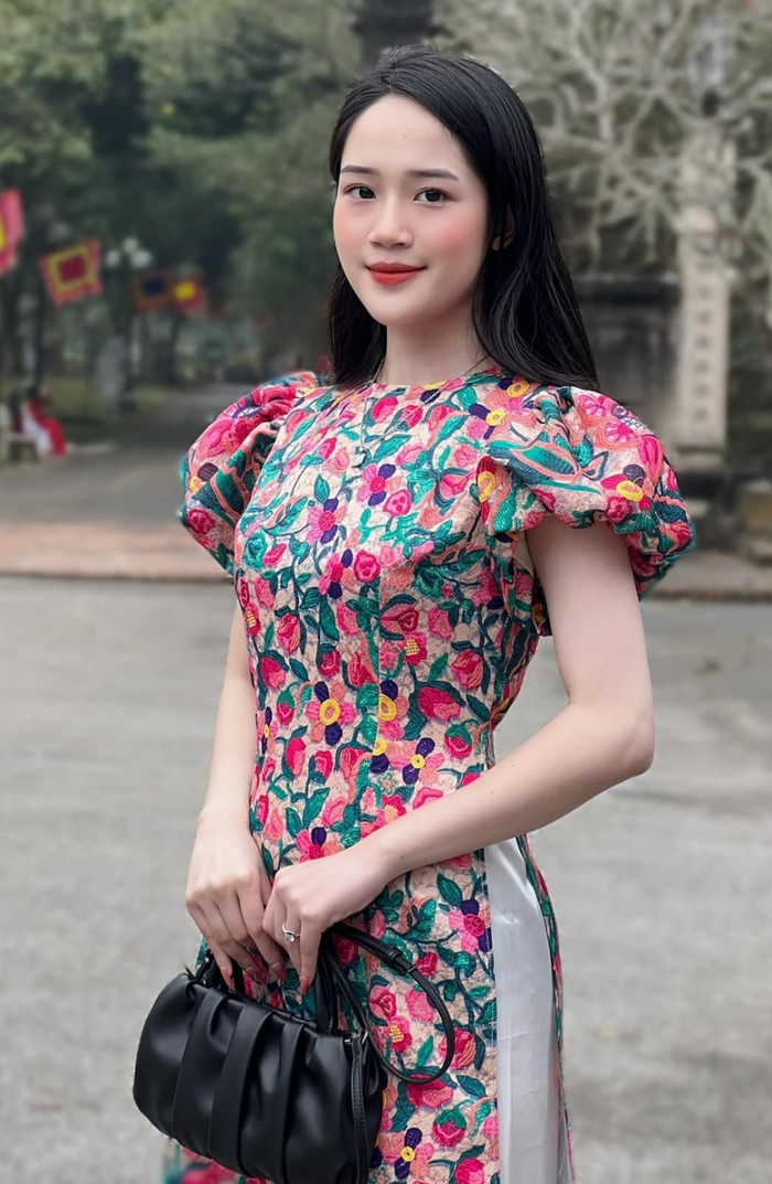 Trái ngược với Việt Hoa, Cao Thùy Linh lại sở hữu nhan sắc trong trẻo, đài các chuẩn thiếu nữ Hà Thành. 