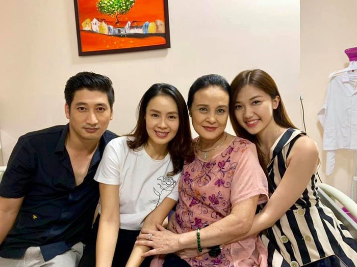 Hồng Diễm và NSND Hoàng Cúc có cơ duyên trở thành mẹ chồng - nàng dâu trong bộ phim truyền hình Hoa hồng trên ngực trái.&nbsp;