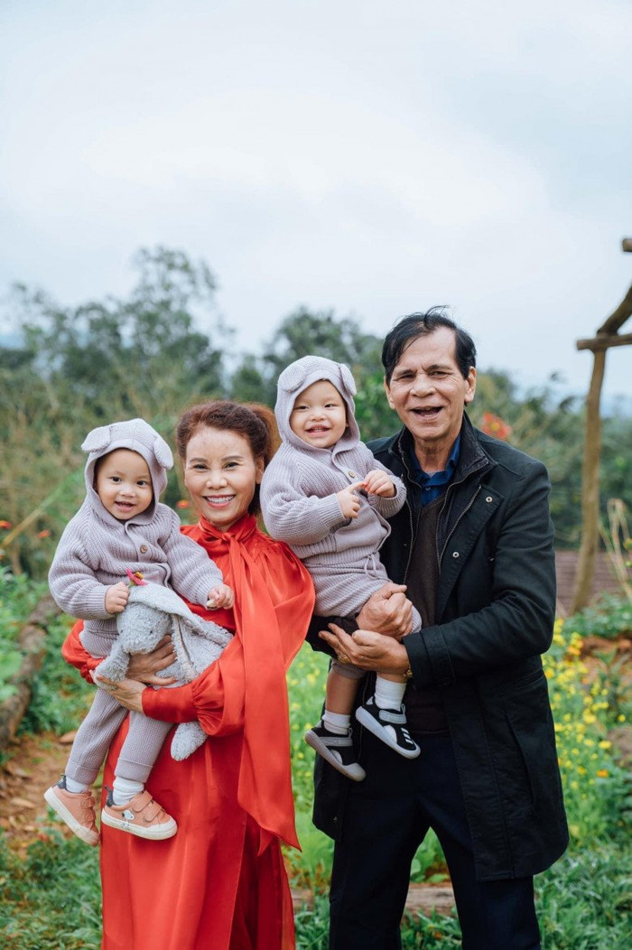 Nữ ca sĩ nhận được nhiều sự hỗ trợ của bố mẹ trong việc chăm sóc các nhóc tỳ.