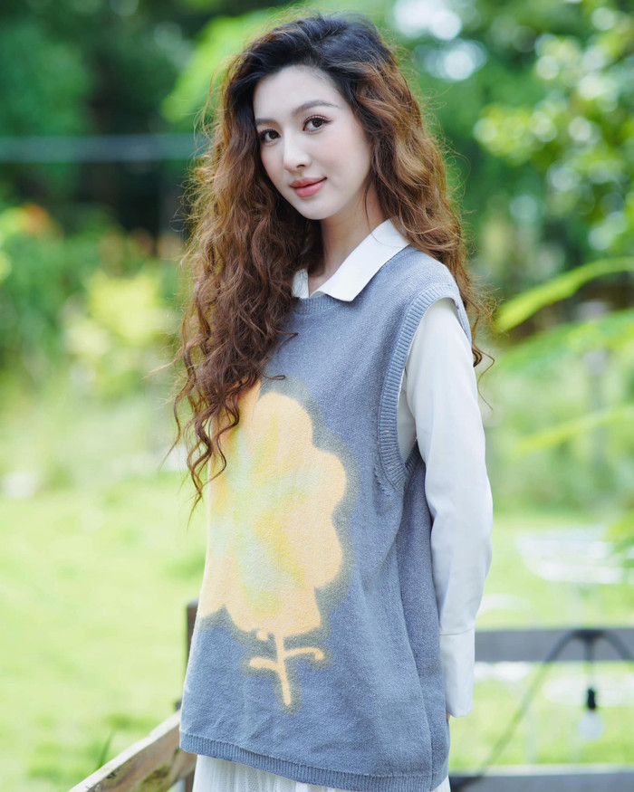 Từ chăm chỉ diện đồ nóng bỏng khoe dáng, vợ Hồ Quang Hiếu giờ lại ưa chuộng thời trang rộng rãi, kín đáo.