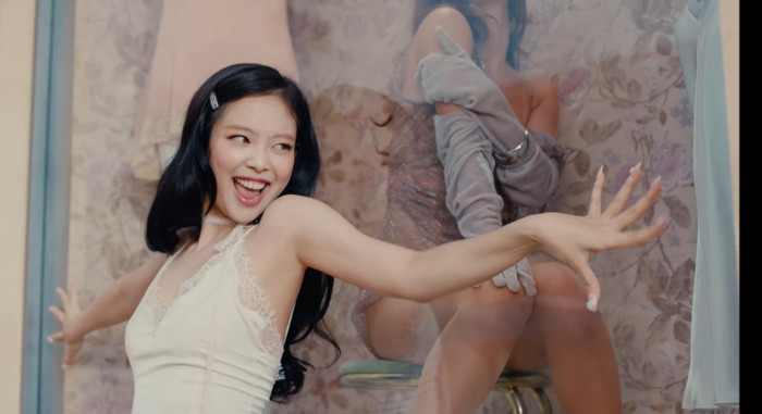 'Chơi tất tay' sau khi rời YG, Jennie khiến fan hụt hẫng vì chi tiết giống Lisa Ảnh 2