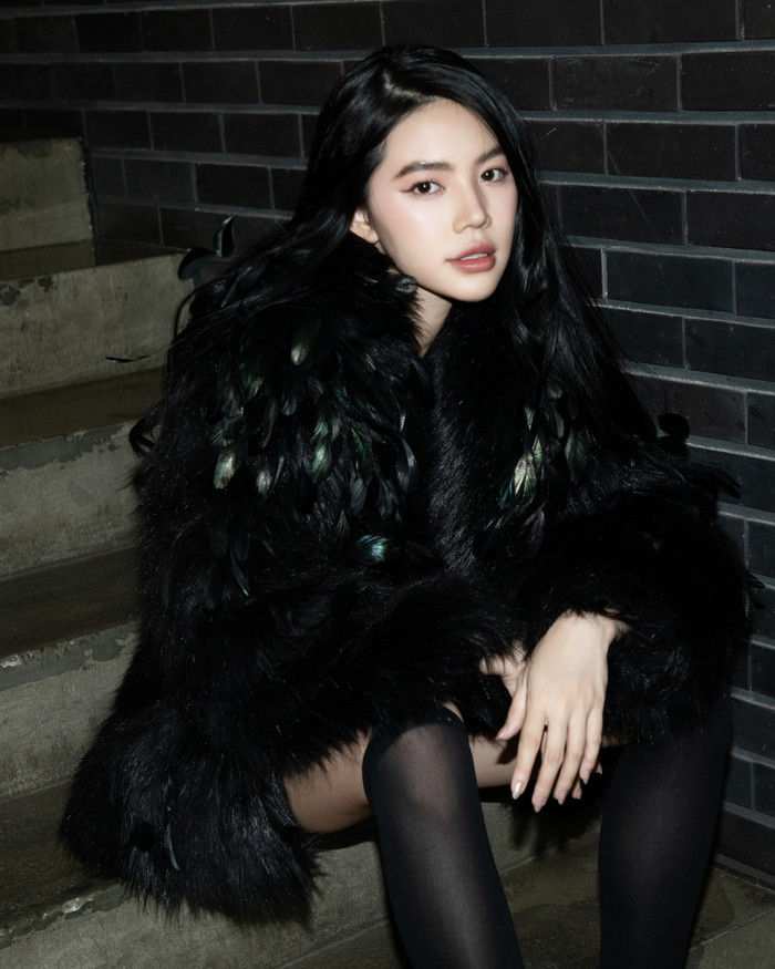 Jolie Nguyễn luôn biết cách để biến những bộ cánh đơn giản trở nên khác biệt.