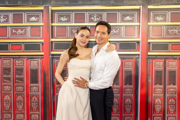 Vị trí bàn tay Kim Lý khi chụp ảnh cùng Hồ Ngọc Hà được dân tình xôn xao bàn tán.