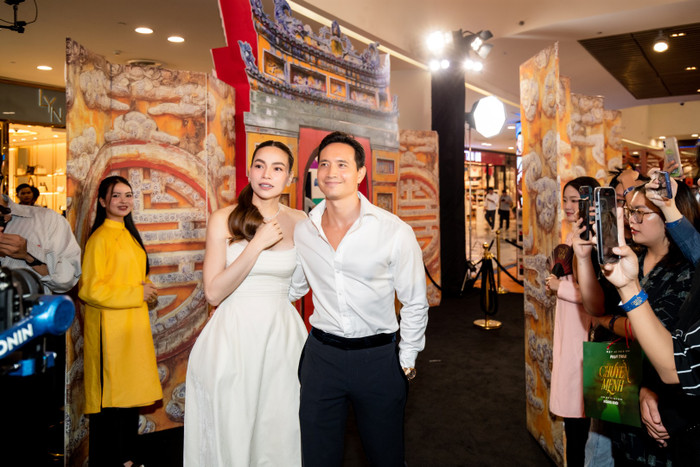 Hồ Ngọc Hà - Kim Lý diện đồ 'tone sur tone' đến chúc mừng Phạm Thoại.