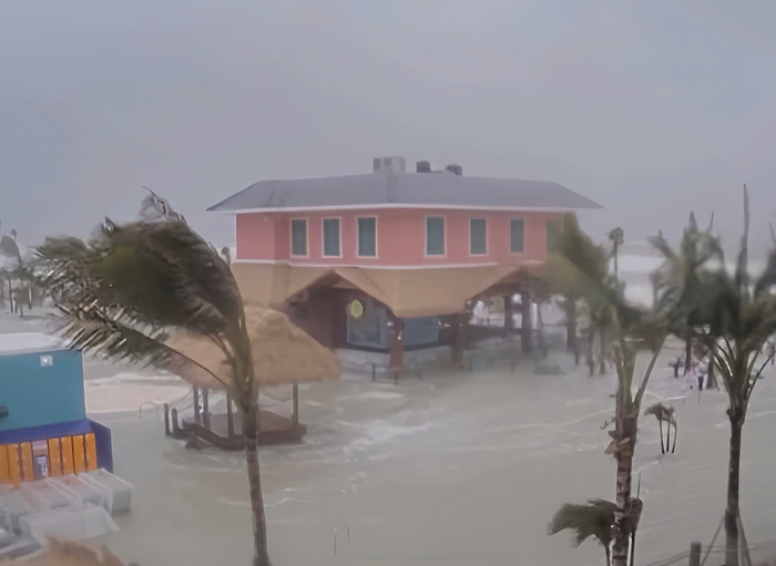 Siêu bão Milton càn quét dữ dội.