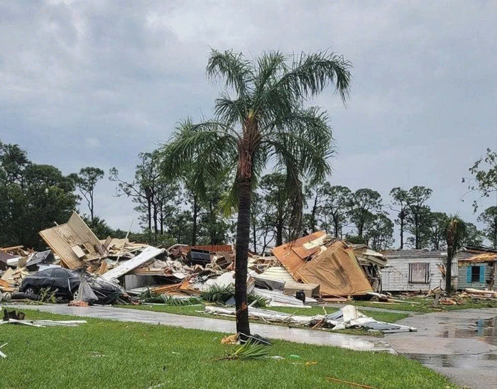 Khung cảnh hoang tàn sau siêu bão milton.