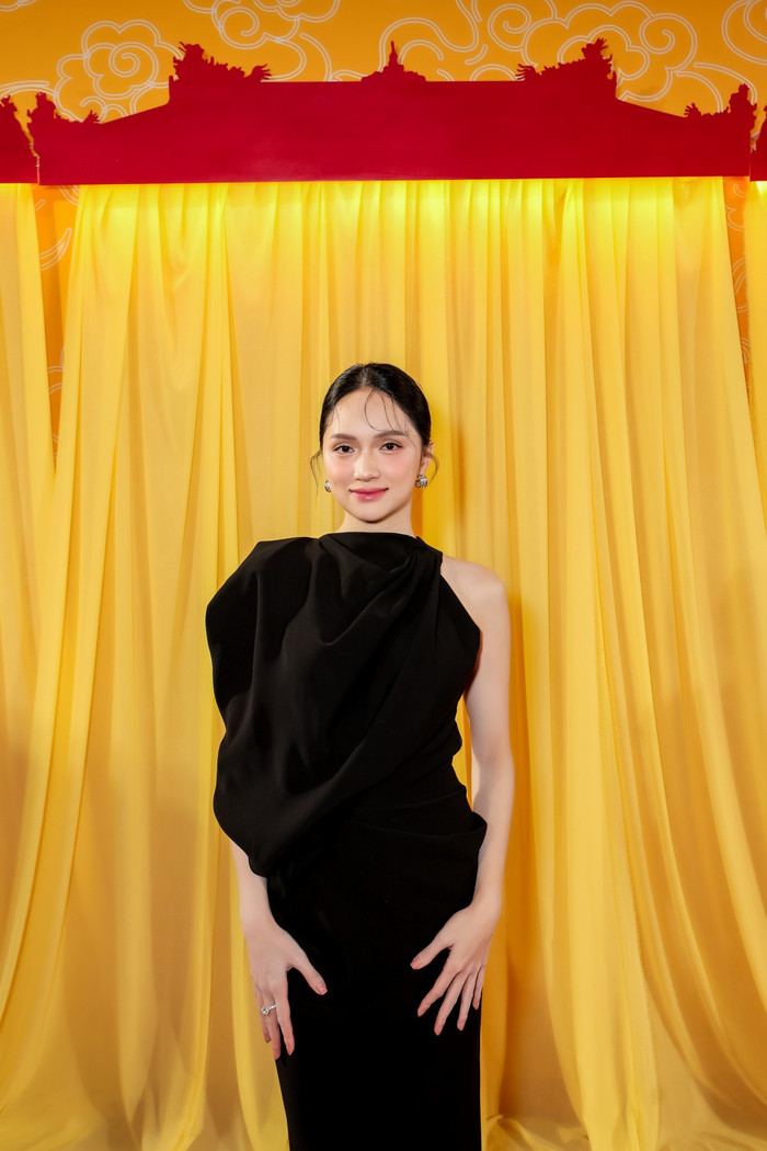 Hoa hậu Hương Giang diện đầm đen đơn giản, kín đáo nhưng vẫn rất sang trọng. Cô trang điểm chỉn chu, khoe vẻ đẹp ngọt ngào trên thảm đỏ. Để tổng thể thêm phần đẹp mắt, Hương Giang còn kết hợp thêm phụ kiện, gồm nhẫn và khuyên tai lấp lánh.