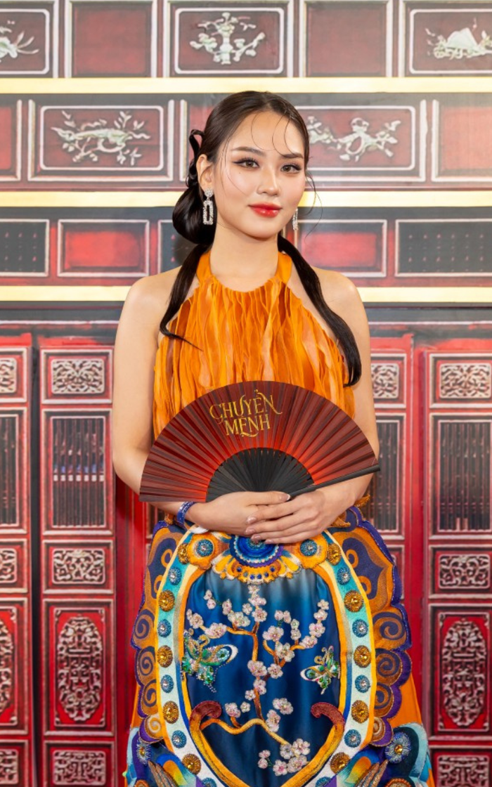 Hoa hậu Mai Phương diện yếm hở lưng táo bạo, khoe vẻ đẹp mỹ miều không góc chết. Phần thân yếm có nhiều họa tiết bắt mắt, giúp cô trở nên nổi bật giữa đám đông.