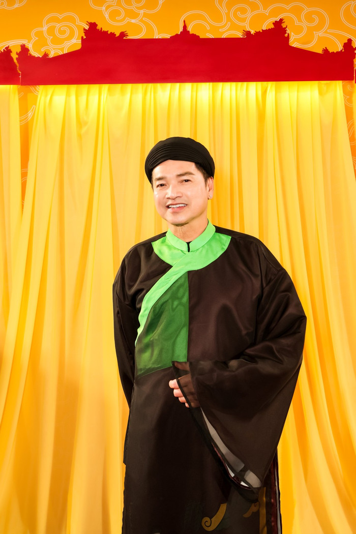 Nghệ sĩ Quang Minh trẻ trung, tươi tắn trong bộ áo dài đen. Nam nghệ sĩ đảm nhiệm 1 vai diễn đặc biệt trong phim mới của Phạm Thoại. Quá trình ghi hình tại Huế khiến nam diễn viên gặp một số khó khăn. Có lần, anh bị hoa mắt vì thời tiết quá nóng.