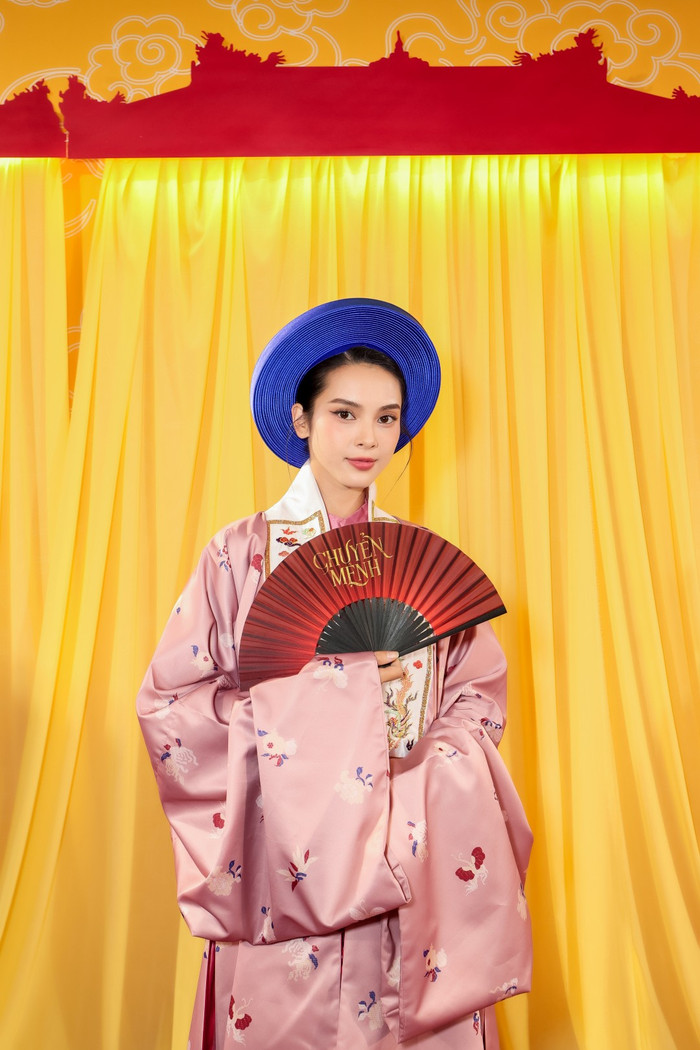 Diễn viên Quỳnh Lương đẹp ngọt ngào trong trang phục truyền thống màu hồng đất. Nữ diễn viên kết hợp thêm phụ kiện quạt cầm tay, 'pose' dáng cực chuyên nghiệp. Khác với những sự kiện trước, lần này, bạn trai thiếu gia không đồng hành cùng Quỳnh Lương trên thảm đỏ.