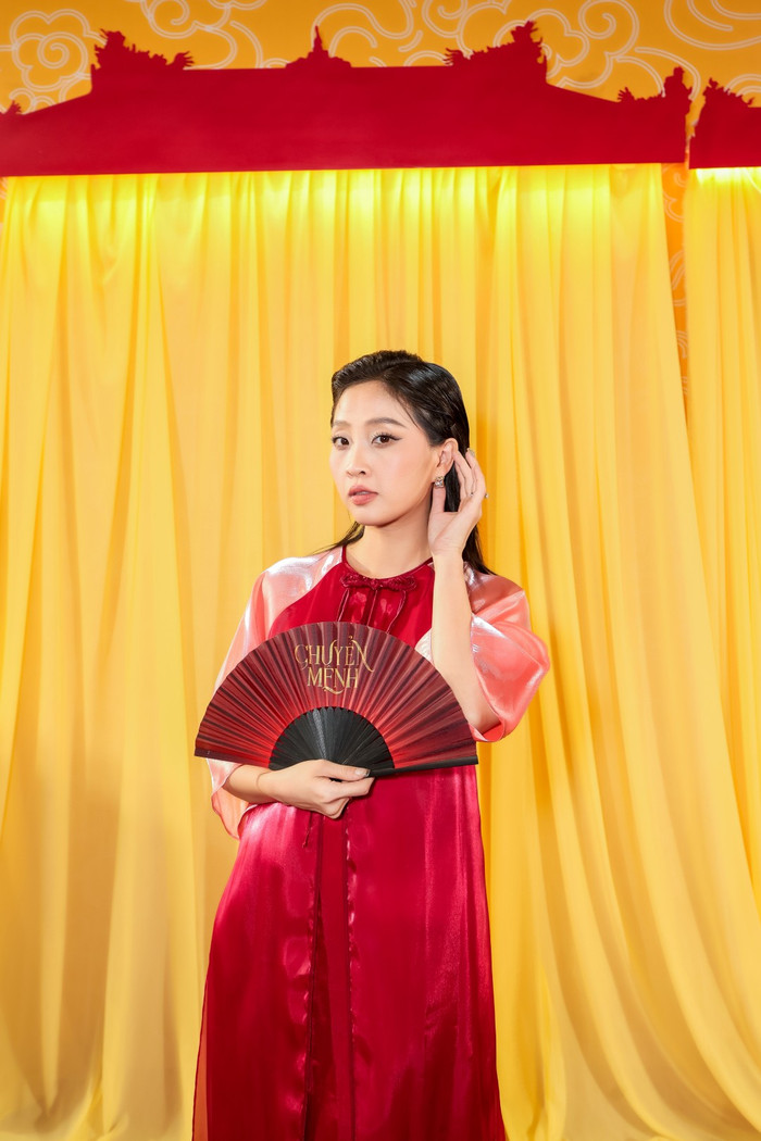 MC Liêu Hà Trinh chọn trang phục màu đỏ nổi bật cho lần xuất hiện này. Nhan sắc mẹ bỉm nhận mưa lời khen vì quá xinh đẹp, trẻ trung.