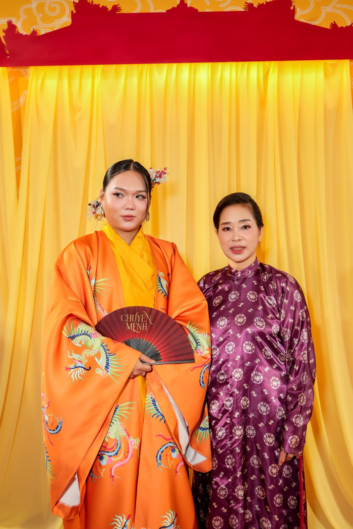 Tại sự kiện, Phạm Thoại diện đồ cổ trang màu cam nổi bật, trang điểm chỉn chu. Mẹ ruột của anh chàng cũng dành thời gian để góp mặt tại ngày vui của con trai. Bà diện áo dài màu tím đỏ, hoa văn bắt mắt. Mẹ Phạm Thoại gây ấn tượng với gương mặt rạng rỡ, trẻ trung, các đường nét hài hòa.