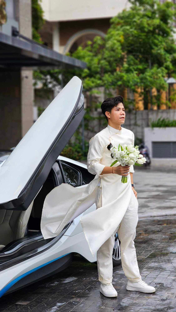 Nam ca sĩ hiếm khi cho bà xã 'lên sóng'. Ảnh: FBNV