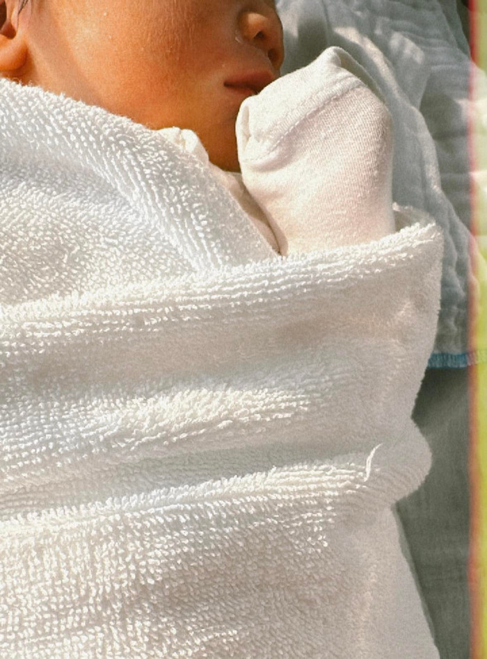 Nam ca sĩ xúc động chia sẻ hình ảnh con gái ở trên tài khoản cá nhân. Ảnh: FBNV