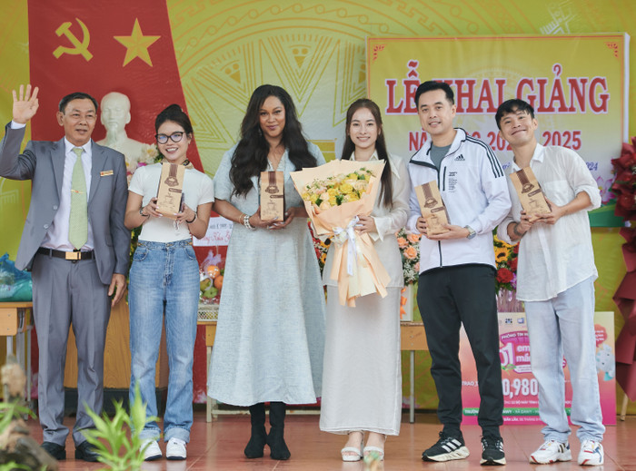 Shontelle kết hợp cùng vợ chồng Nhạc sĩ Dương Khắc Linh – Sara Lưu ra mắt MV sau chuyến đi từ thiện ở Đắk Lắk