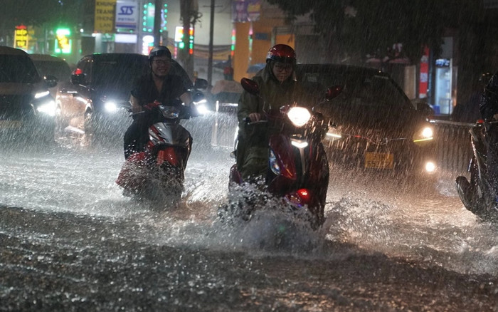 Dự báo thời tiết hôm nay 11.10: Nhiều nơi mưa lớn, cảnh báo lốc xoáy nguy hiểm Ảnh 2