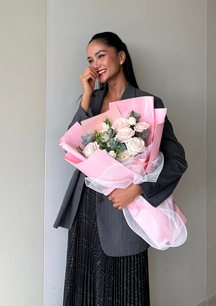 H'Hen Niê ngại ngùng vì được cầu hôn? Ảnh 1