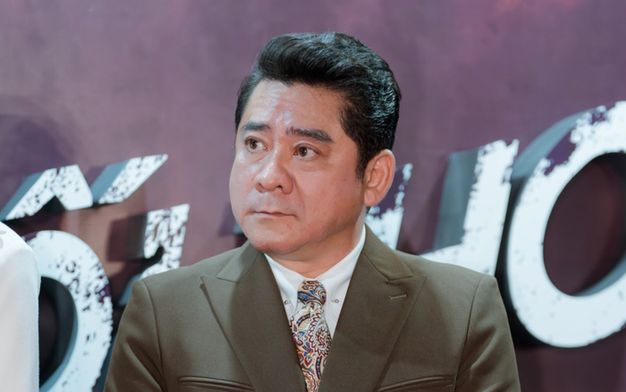 Phim mới đánh dấu màn tái xuất điện ảnh của diễn viên Huỳnh Anh Tuấn sau thời gian dài vắng bóng. Nam diễn viên diện vest lịch lãm, kết hợp cà vạt họa tiết bắt mắt. Đây cũng là lần hiếm hoi nam diễn viên chuyên trị vai phản diện tái xuất thảm đỏ, hội ngộ nhiều đồng nghiệp đình đám.