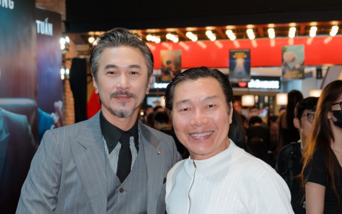 Nghệ sĩ Kiến An diện đồ đơn giản, tươi tắn đến chúc mừng Quốc Cường và ê-kíp. Cách đây không lâu, nam nghệ sĩ 'bó túi' vai diễn ấn tượng trong phim trăm tỷ Quỷ Cẩu, của đạo diễn Võ Thanh Hòa - Lưu Thành Luân.