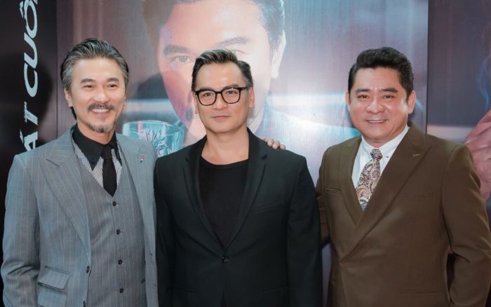 Dàn mỹ nam màn ảnh Việt một thời Quốc Cường, Đức Hải, Huỳnh Anh Tuấn (từ trái sang) hội ngộ, gây sốt với khoảnh khắc 'gấp 3 visual' trên thảm đỏ sự kiện.