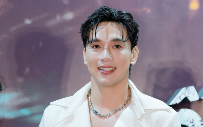 Thuận Nguyễn đẹp phát sáng tại buổi ra mắt phim mới. Dự án này đánh dấu sự trở lại của anh sau Người Vợ Cuối Cùng, Người Mặt Trời. Nam diễn viên ghi điểm bởi loạt hành động đẹp với các khách mời nhí trên thảm đỏ.