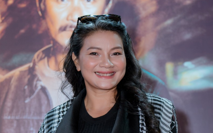 Diễn viên Kiều Trinh khoe vẻ đẹp mộc mạc đến chúc mừng đồng nghiệp. Nữ diễn viên kết hợp thêm khăn rằn, kính râm làm phụ kiện. Trong thời gian tới, Kiều Trinh sẽ ra mắt phim Ngày Xưa Có Một Chuyện Tình, được chuyển thể từ truyện cùng tên của nhà văn Nguyễn Nhật Ánh.