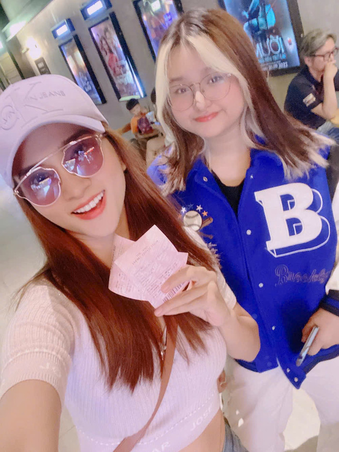 Con gái Kim Tuyến đã cao ngang bằng mẹ.