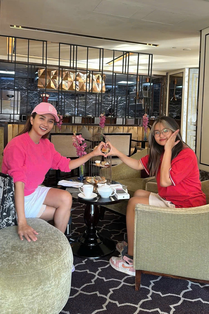 Hai mẹ con Kim Tuyến thoải mái như những người bạn, cô dành hết tình thương cho con.